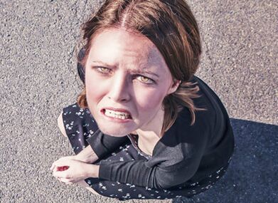 A moza enfrontouse ás consecuencias da mamoplastia de aumento