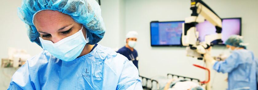 Os cirurxiáns realizan cirurxía plástica para o aumento de mama