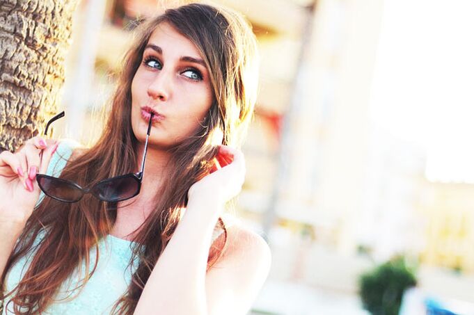 Unha nena pensa se debe someterse a unha cirurxía plástica para agrandar os seus seos.